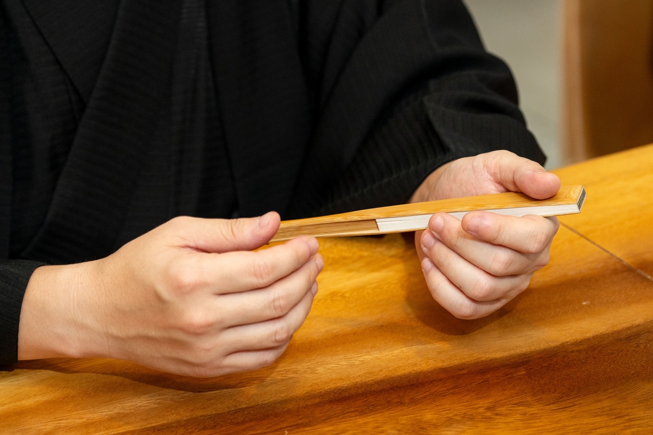 箸、煙管、刀など、さまざまな表現に使われる扇子。