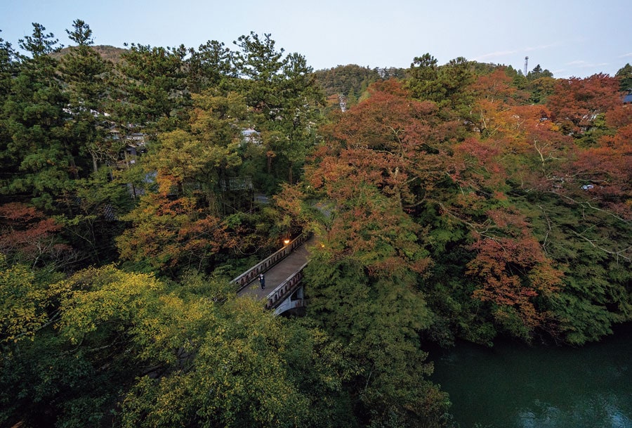 秋は紅葉、初夏は新緑など四季の表情が美しい鶴仙渓。