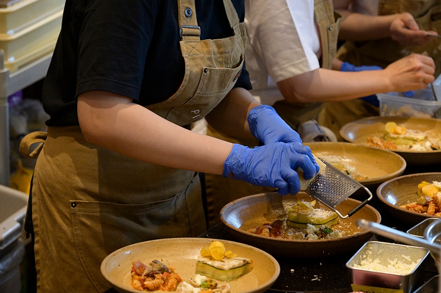 「Pizza 4P's Tokyo」のキッチンの様子。