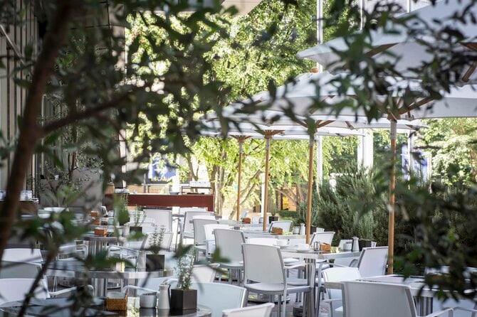 日差しが差し込む開放感のあるテラス席。