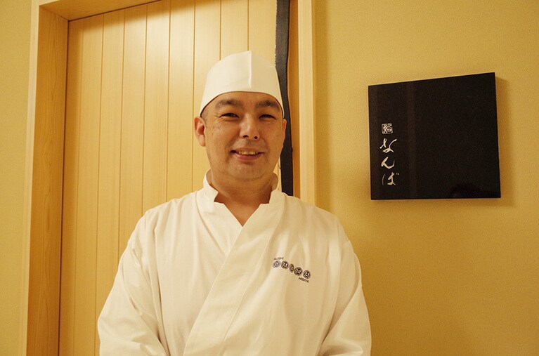 店の前までお見送りに出てくださった難波さん。ご馳走様でした。次の予約も頑張って取ります！