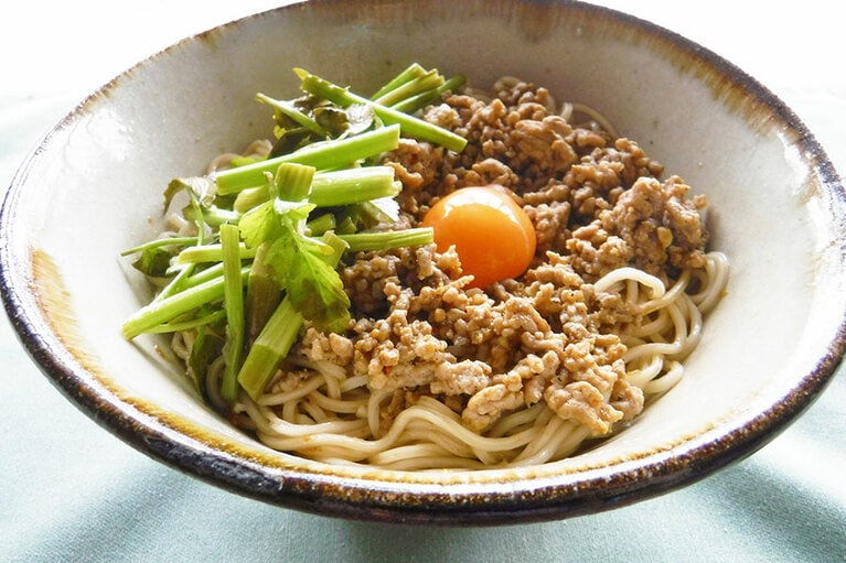 ひき肉のそぼろ、卵の黄身、セリを添えました。