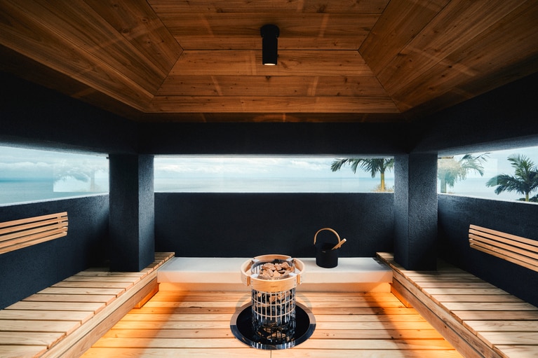 プールサイドには1棟貸し切りスタイルで楽しめるプライベートサウナが。