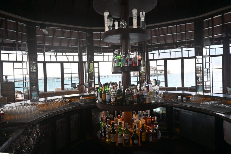 海をイメージしたアフタヌーンティーが無料でサーブされるオザール。サンセットに合わせて生演奏も。