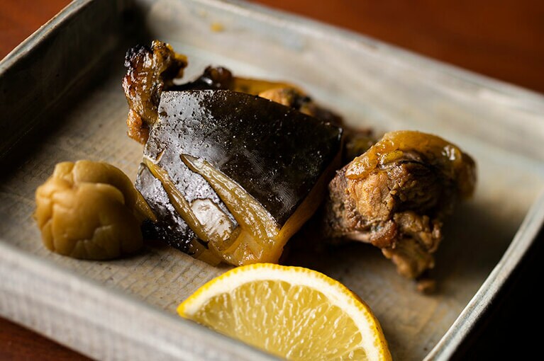宿の目の前に広がる琵琶湖で捕れた天然のすっぽんをやわらかく煮て、実山椒のタレにつけて強火で焼きつけた一品。すっぽんは湧き水で2週間もかけて泥抜きする。