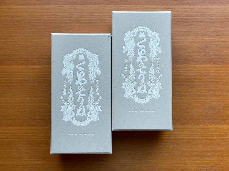 白押しのロゴが粋な包装箱。しっかりした素材で、贈りものとしてもきちんとした印象を与えます。