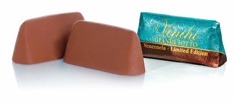 ヴェンキ誕生時のレシピをそのまま再現したジャンドゥイオット。ローストしたピエモンテ特産ヘーゼルナッツとカカオの組み合わせ。1個 約140円。