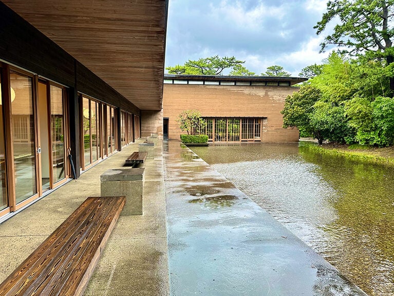 2006年に増築された宿泊棟、文化財のある敷地内に馴染む。