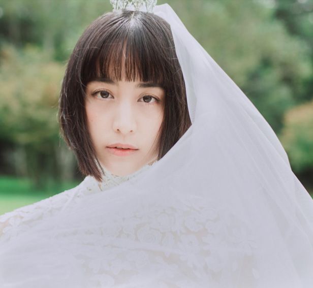 29歳で俳優の瀬戸康史と結婚した（山本美月のインスタグラムより）