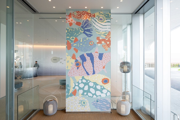 エントランスのモザイクアートにも注目。