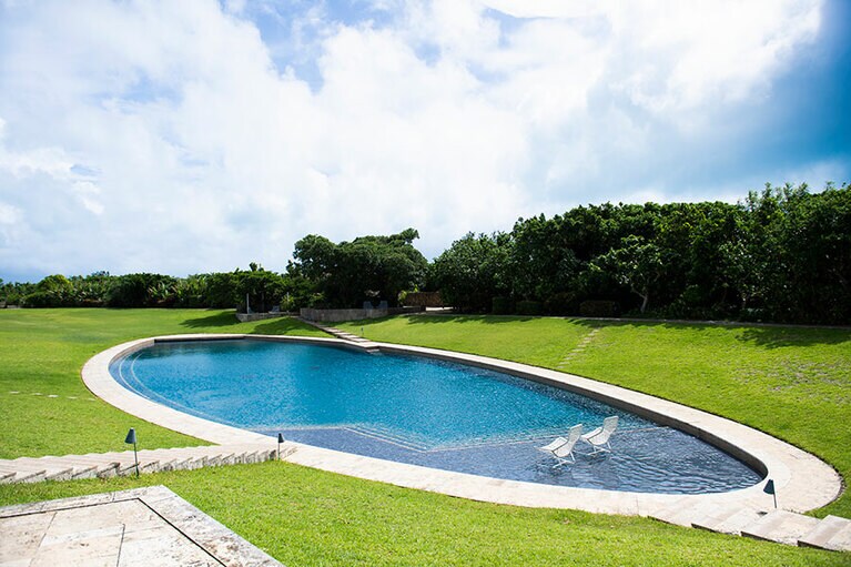 プールは24時間利用可能。プールサイドには広々としたテラスもある。