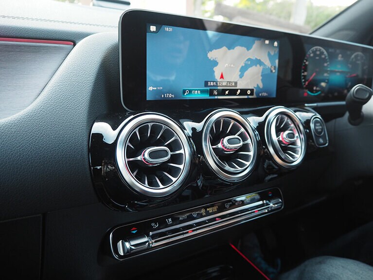 カーナビ部分は全面タッチパネル。まるでスマホのように操ることができます。