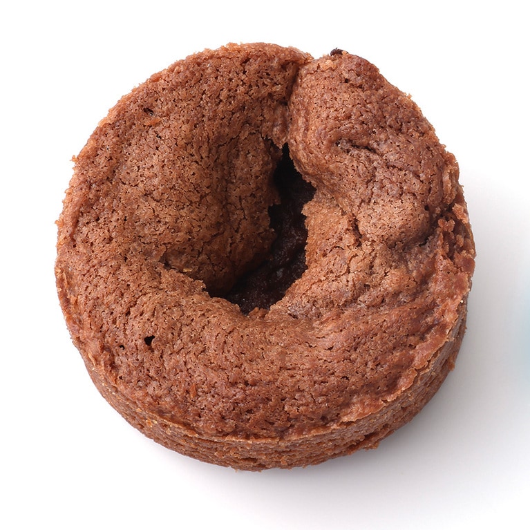 ショコラ・モエルー 320円。表面は焼けて中はとろりとした、ビターチョコレートが香り高いやわらかな焼き菓子。