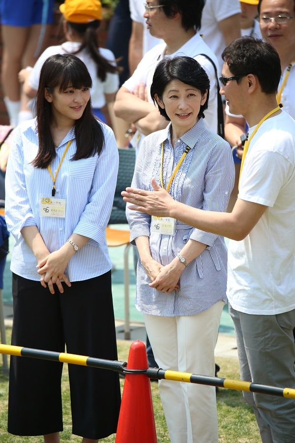 2016年5月、お茶の水女子大学附属小学校の運動会での紀子さまと眞子さま　©JMPA