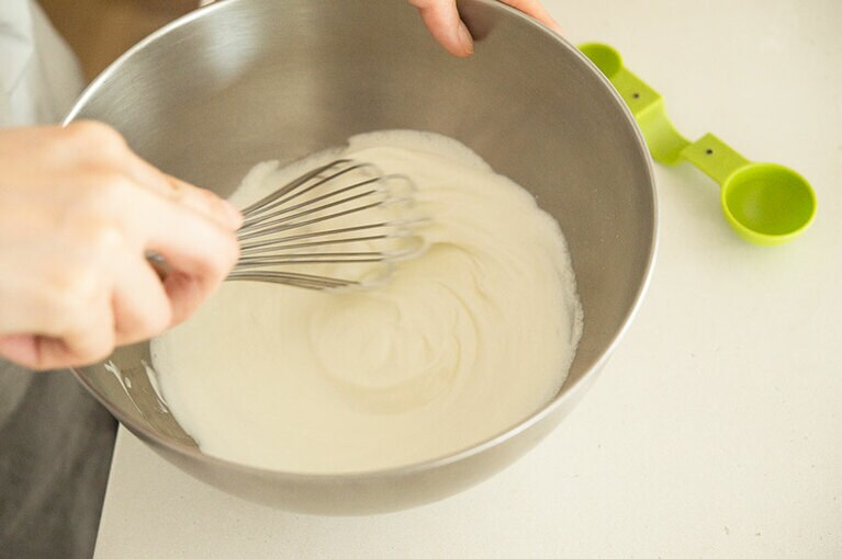 空気を入れるようにしっかり混ぜます。