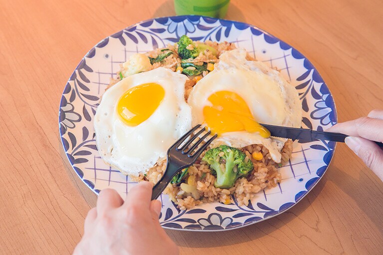 ベジーフライドライス 10ドル＋目玉焼き2個 2.5ドル。