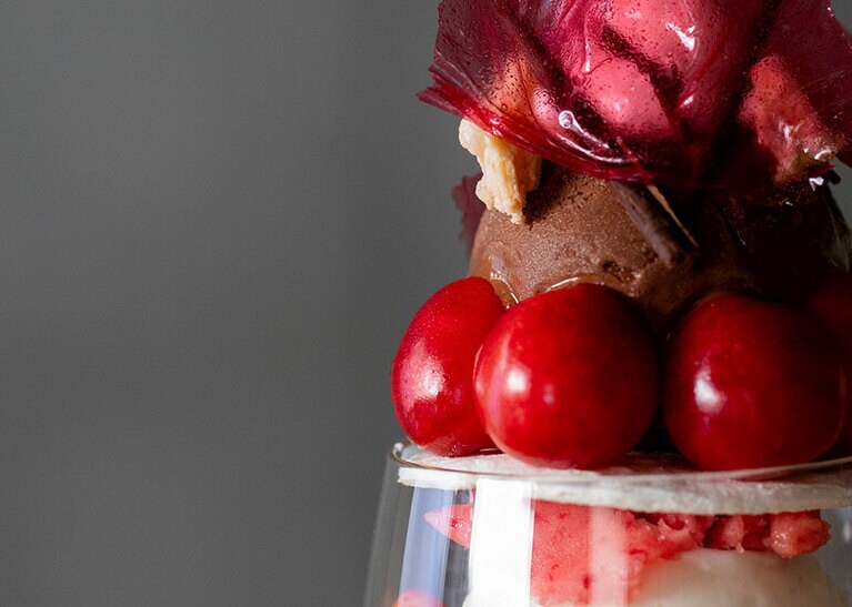 自然の深紅に目を奪われる。