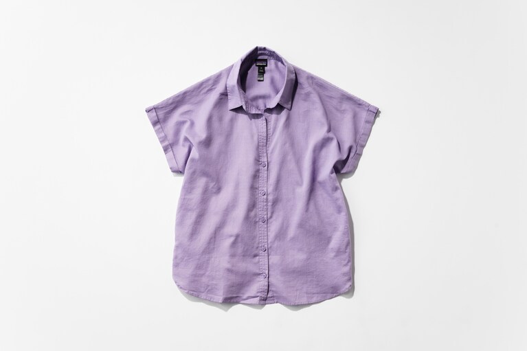 パタゴニアには専属のカラーパレッターが在籍し、実在する植物や動物からインスピレーションを受けてカラーを制作している。オーガニックコットン95％とヘンプ5％をクレープ織りにしたシャツは、軽量性と通気性に優れる。ウィメンズ・ライトウェイト・A/Cシャツ 12,100円。