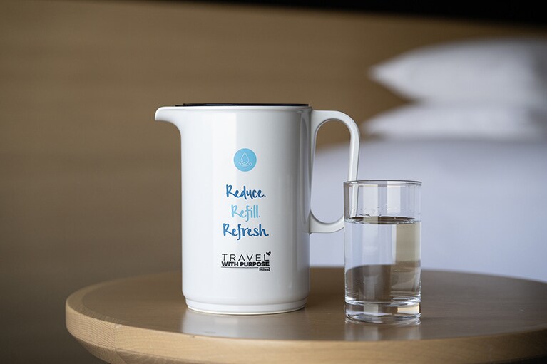 客室では、使い捨てペットボトル削減のため、ウォーターピッチャーを用意。