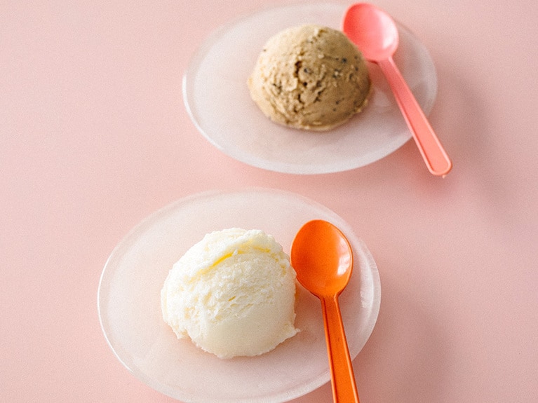 手前から：ジェラートバニラアイス 300円、伯太番茶アイス 260円／わたなべ牧場