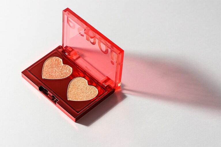 GLITTER BOMB PALETTE 2,200円。日本からQoo10で購入可能。