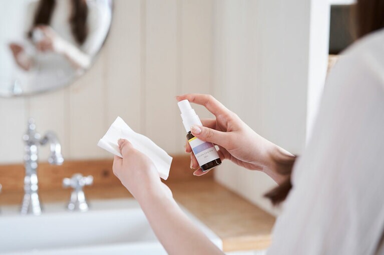 天然成分99％のデリケートゾーン用化粧水。移動先でにおいや不快感が気になる時に、ティッシュやコットンに吹きかけて、デリケートゾーンをやさしく拭ける。pace デリケートケアミスト 30mL 2,850円。