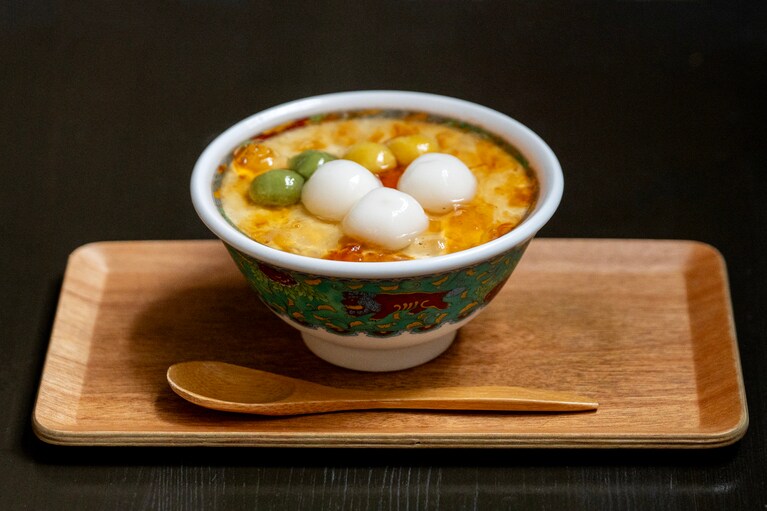 桃の樹液と白玉の広東式ミルクプリン「桃膠丸子双皮奶」770円。