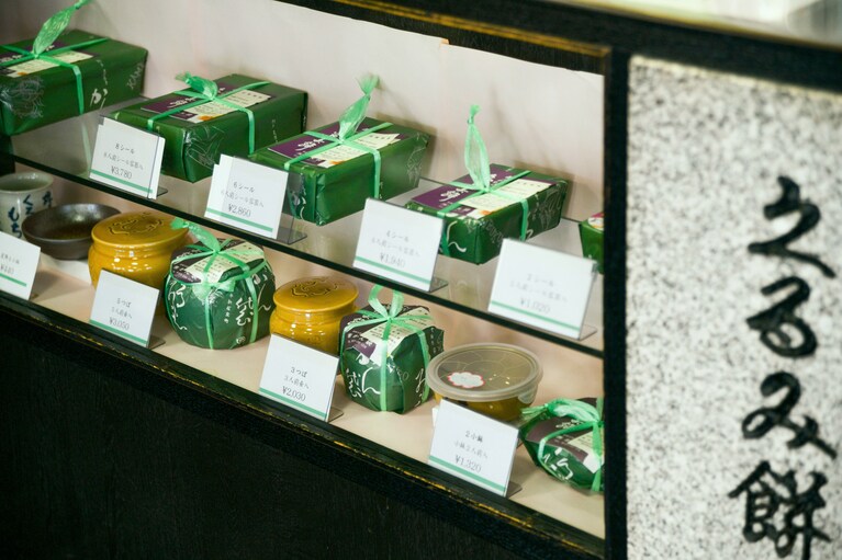 シール容器入り、壺入りなど持ち帰り商品がずらりと並ぶが、商品はすべてくるみ餅。
