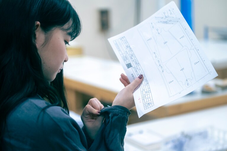 パターンを知れば、服の見え方も変わる。山田さんは、改めて自身のまとうネストローブの袖を見つめます。