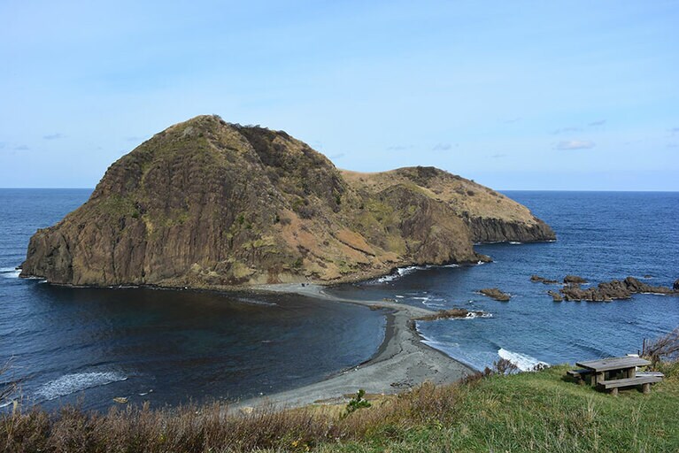 島と佐渡島を結ぶ道が浮かび上がるトンボロ現象。