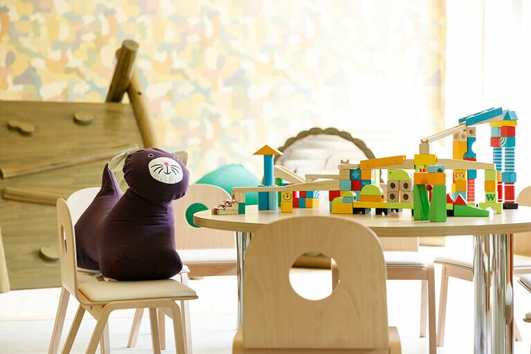 自然の光に包まれる「キッズクラブ」には、楽しいおもちゃがいっぱい。子供たちの笑顔に囲まれて、大人たちも笑顔になれる空間だ。