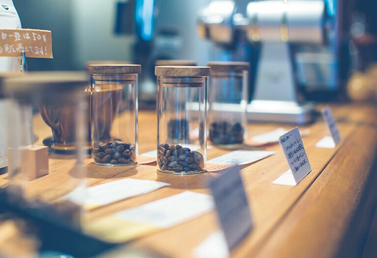 店頭では焙煎した豆の色や香りを確認することもできる。