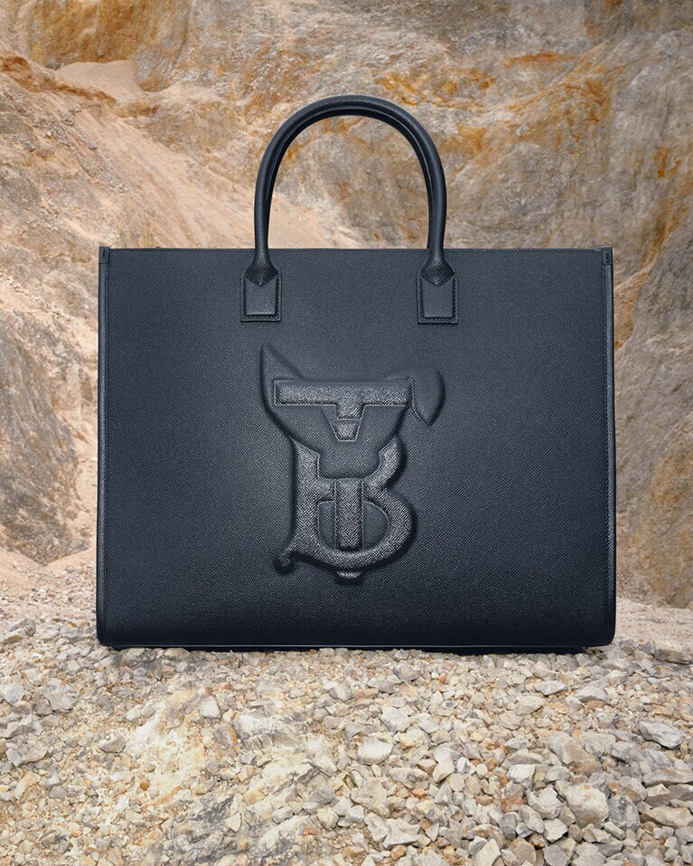 「ラビットエンボス グレイニーレザートート」H35×W20×D45cm、264,000円。© Courtesy of Burberry / Sky