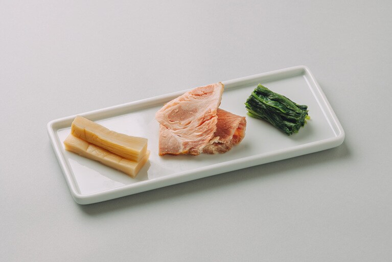 トッピングは別皿で提供される。