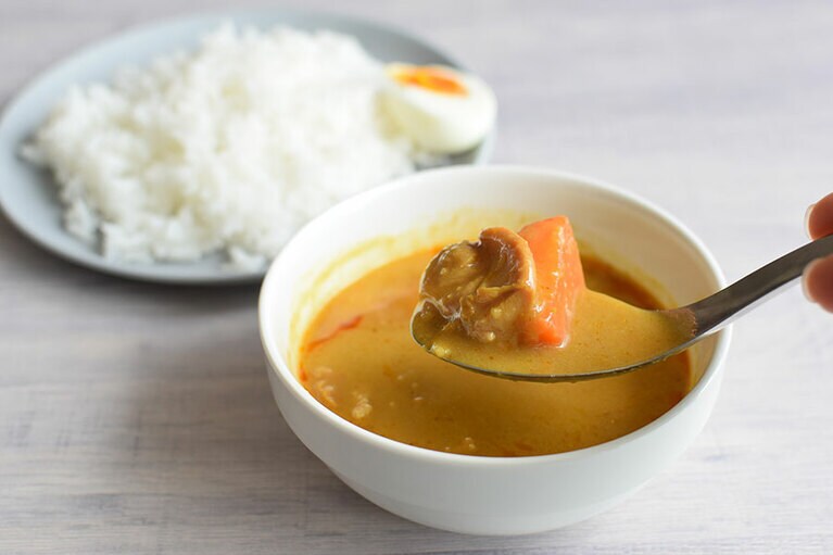 ひと口めは甘いように感じるが、その後に時間差で感じる唐辛子のホットな辛さが現地の味。甘い&辛いの二重奏が刺激的。