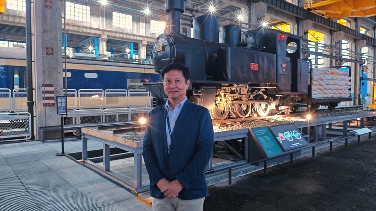 子どもの頃から鉄道を愛し、現在は主任（博物館運営の最高責任者）を務める鄭銘彰さん。