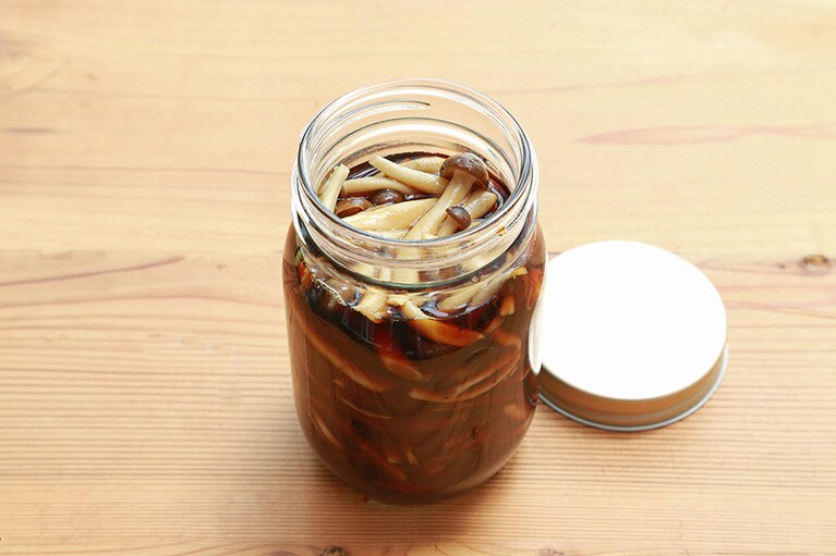 粗熱が取れてから瓶に移し蓋をして冷蔵庫で保管する。