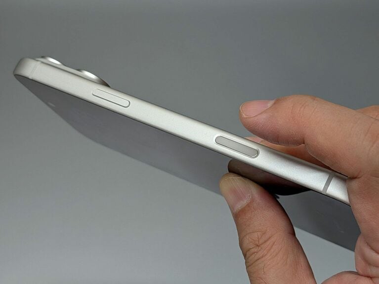 iPhoneのカメラコントロール。本体を横向きにして右手で持った時に人差し指が来る位置に配置されていますが、うっかり触れて誤操作につながることもしばしばです