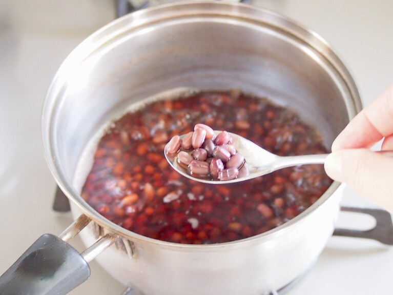 あずきが柔らかくなるまで水を何度か足しながら茹でる。