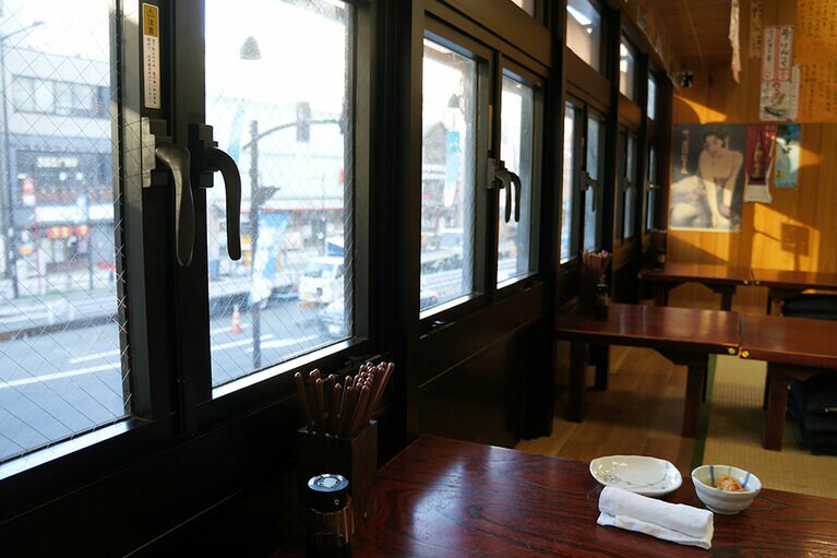 窓から見えるのは、中目黒の街。