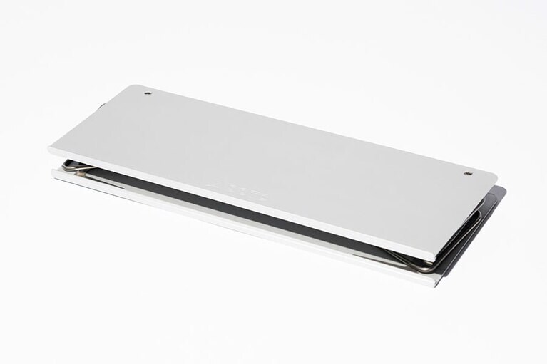 ソリッドかつマットな質感の天板も、とってもスタイリッシュ！　専用収納ケース付き。