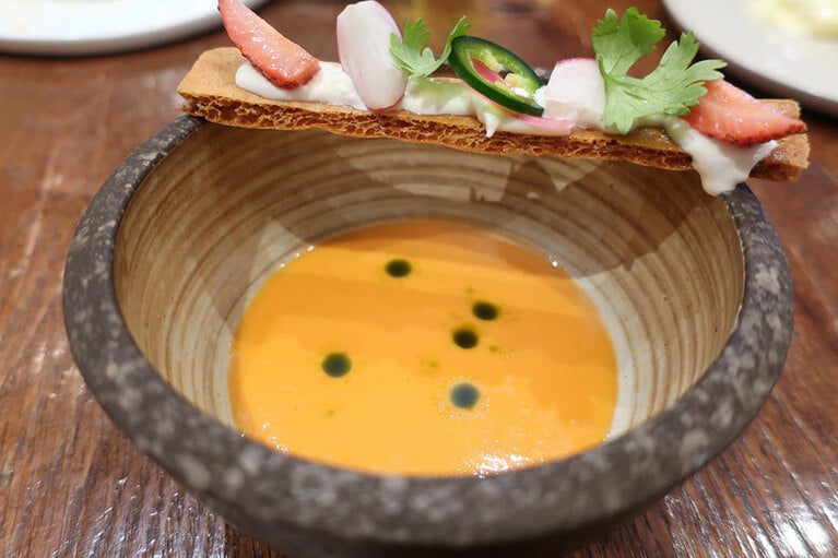 「PURE HARVEST’S TOMATO AND STRAWBERRY GAZPACHO」（70ディルハム）。クリスタルブレッドの上に飾られたヤギのチーズも自家製。