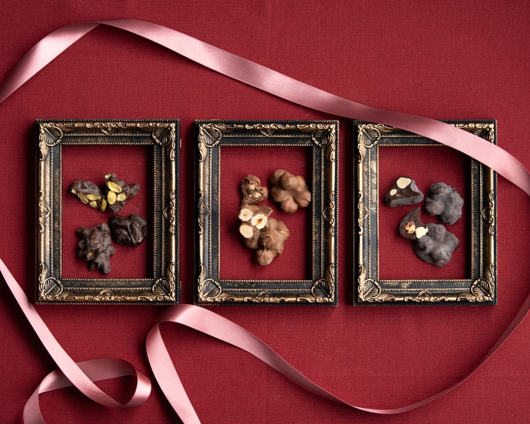 パティスイス ダークチョコレート ピスタチオ ロシェ／ヘーゼルナッツ ロシェ／ミルクチョコレート ヘーゼルナッツ ロシェ 各80g、1,070円。