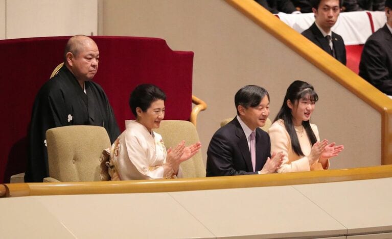 2020年1月、大相撲初場所の観戦に訪れ、取組後に拍手される天皇皇后両陛下と愛子さま　©時事通信社