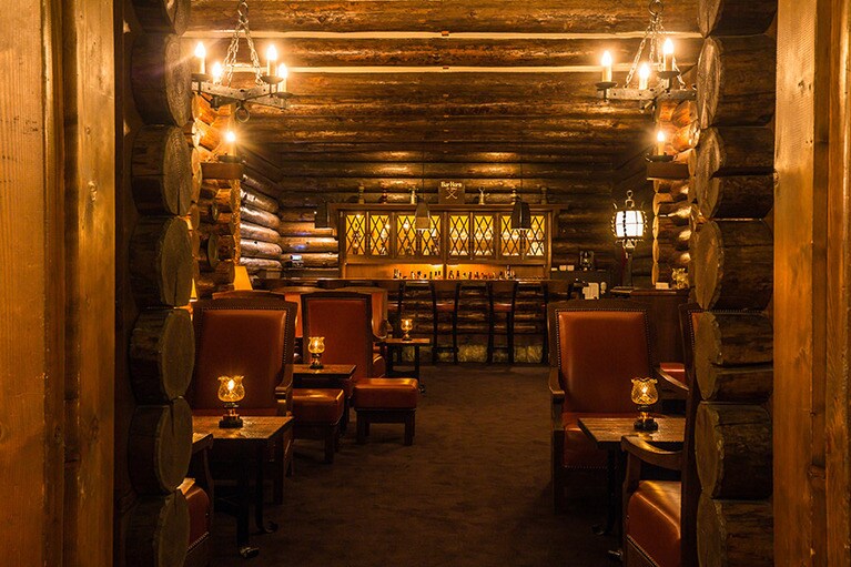 「バー ホルン」は17時半から22時まで。