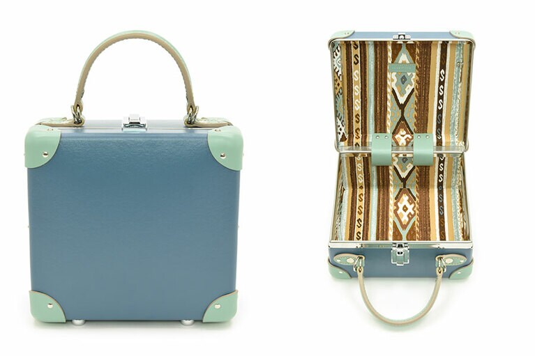 「The Modern」は、現代的ながらコンフォートを好む女性を表現。ダイナミックなデザインの裏地にハッとさせられる。フォグブルーカラー W20×H20×D11cm 120,000円／グローブ・トロッター