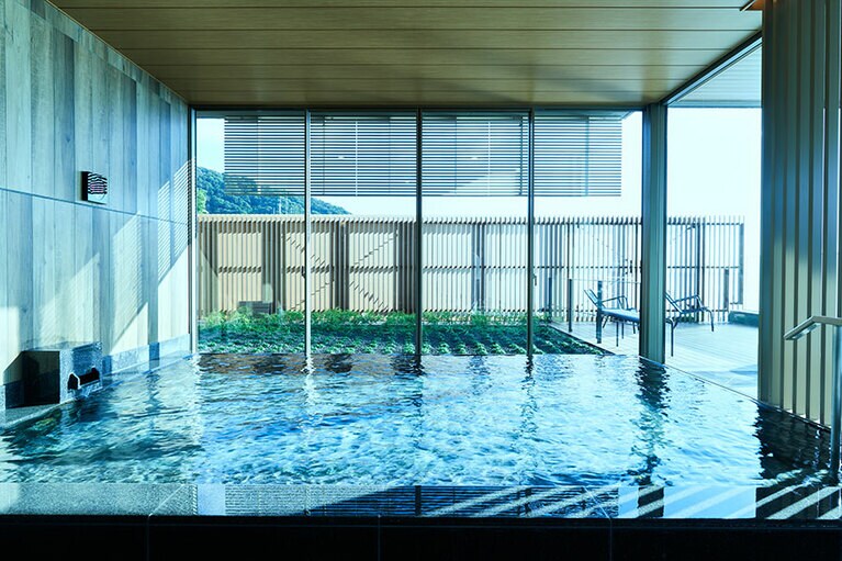 展望露天風呂では絶景を眺めながらくつろぐことができる。