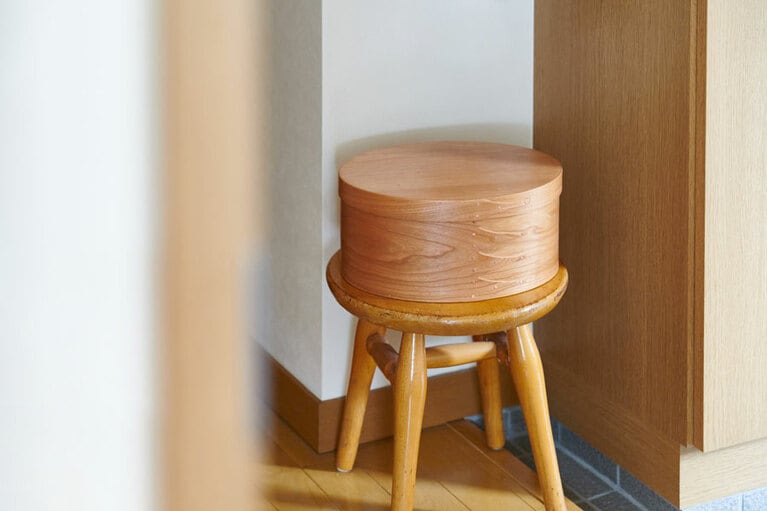 【IDÉE大島忠智さんの愛用品】玄関のスツールの上に置かれたシェーカーボックス。Lサイズ 19,250円／イデー ショップ オンライン