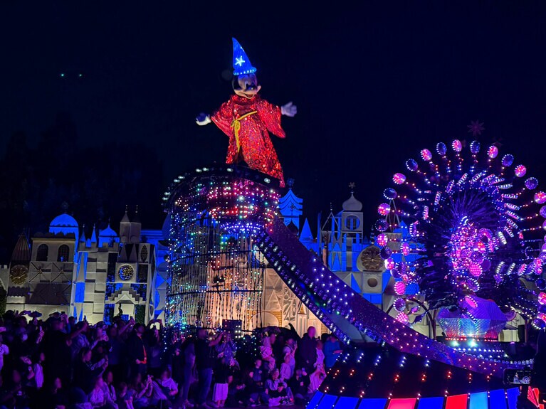 フィナーレは、映画『ファンタジア』に登場する、魔法使いの弟子のコスチュームを着たミッキーが登場