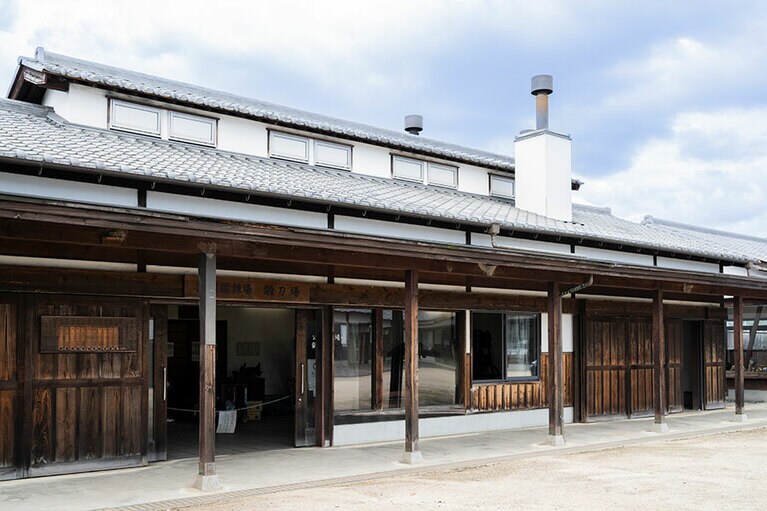 鍛刀場では古式鍛錬の作業を公開（毎月第2日曜日）。